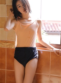 日本裸背吊带美女翘臀湿身丰满性感人体艺术摄影图片(1)